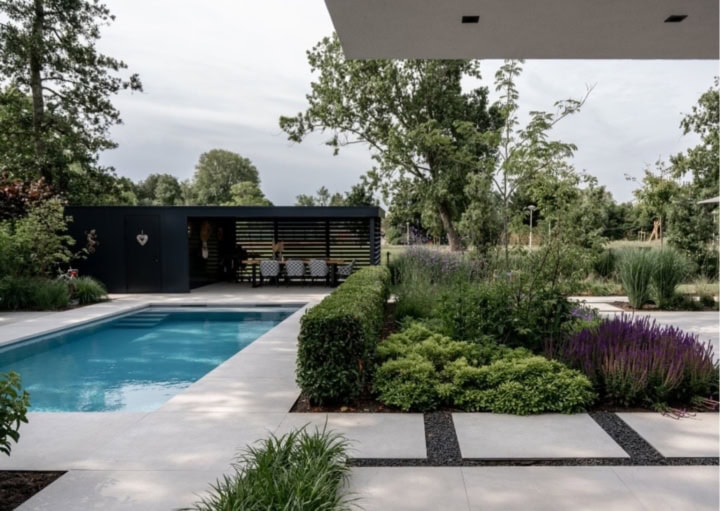 Moderne tuin met zwembad en terrasoverkapping.