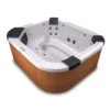 Vierkante jacuzzi met houten omhulsel