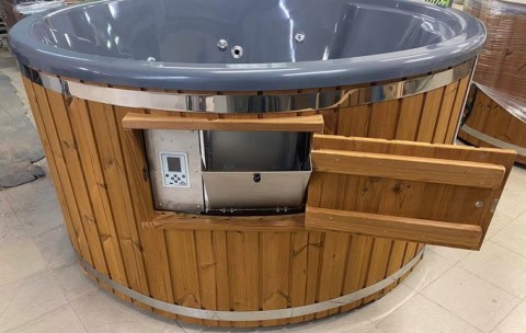 Houten bubbelbad met controlepaneel
