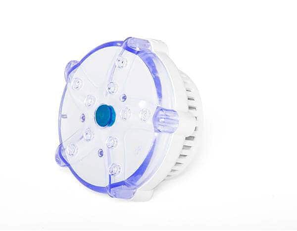 Blauwe en witte LED-lamp op wit achtergrond.