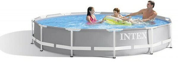 Mensen zwemmen in een rond opbouwzwembad buiten.