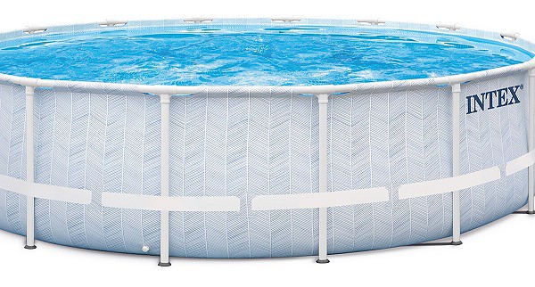 Rond frame zwembad gevuld met water