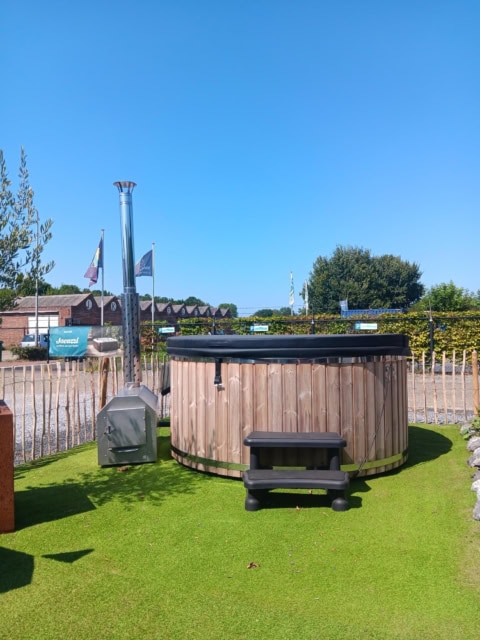 Buiten hottub op gras met blauwe hemel