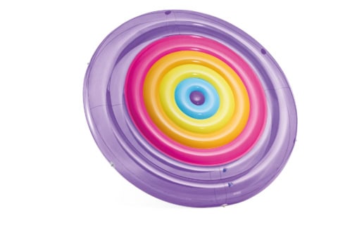 Kleurrijke opblaasbare zwemband met regenboogringen