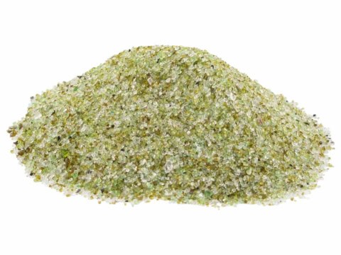 Groen zand hoop op witte achtergrond