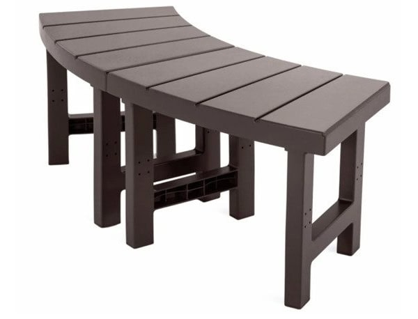 Bruine, gebogen houten bank met open onderstel.