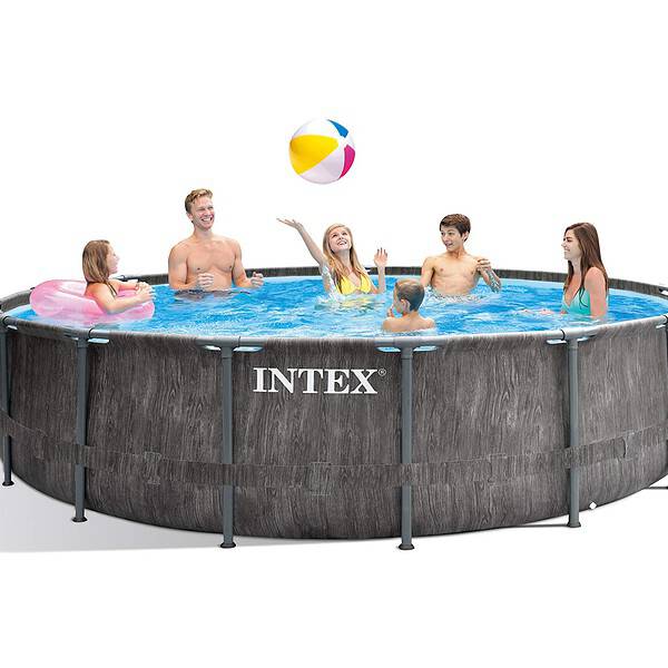 Mensen spelen met bal in groot Intex zwembad.