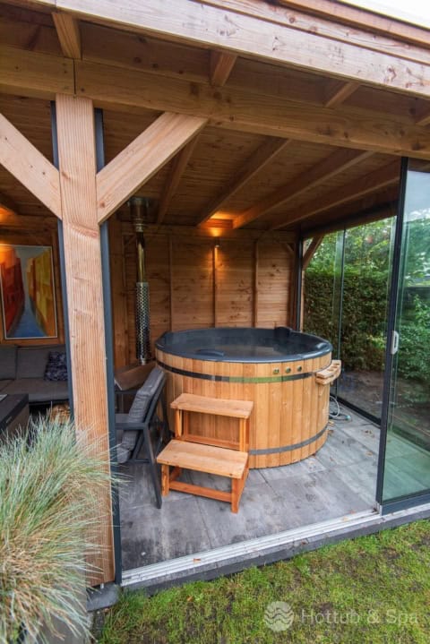 Houten hot tub in overdekte tuinkamer