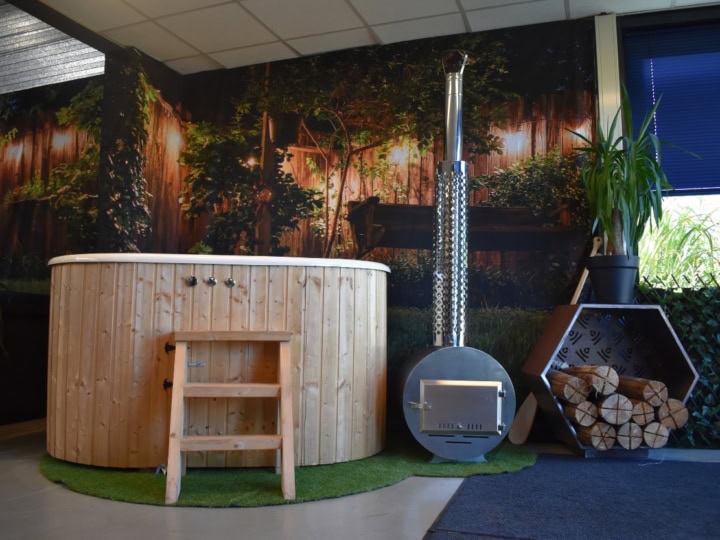 Houten hot tub met kachel en opslag.
