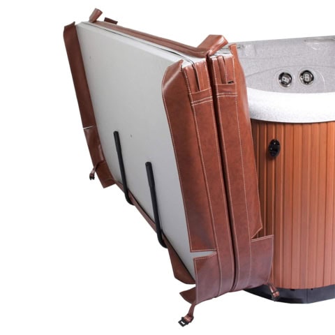 Opgevouwen bruine spa cover naast jacuzzi