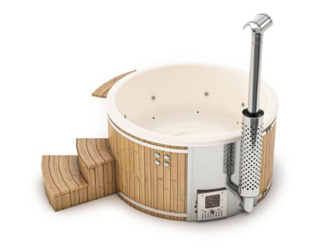 Houten hot tub met metalen kachel en trap