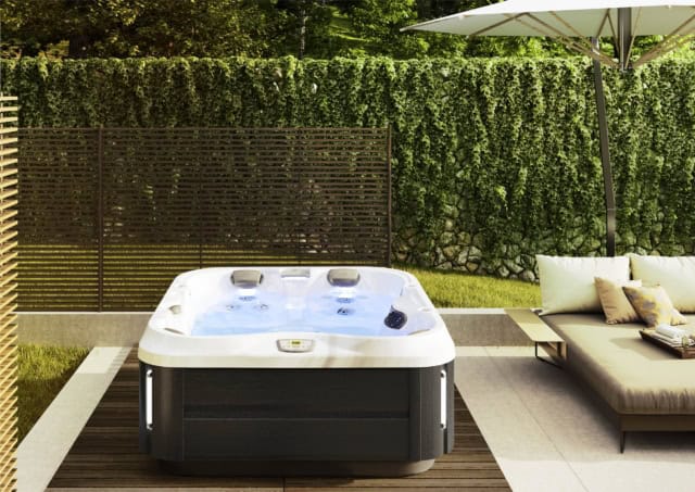 jacuzzi spa j 325 platinium smoked ebony lifestyle 1 2500x1768 8828acfb 151c 4946 9a01 c7a9ee722815
