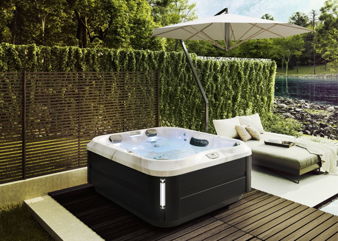 Luxe jacuzzi in groene tuin met vijver