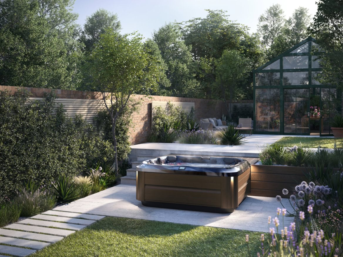 Tuin met jacuzzi en kas op zonnige dag