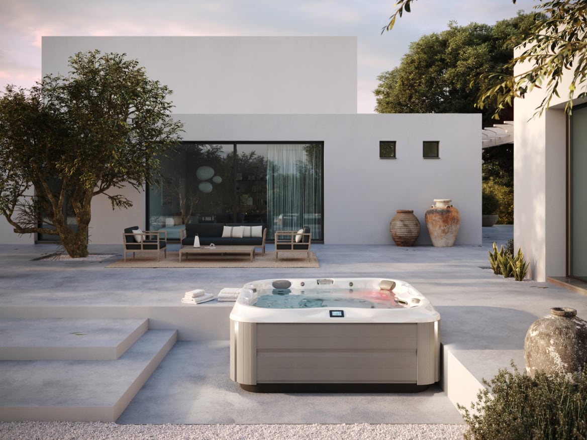 Moderne tuin met jacuzzi en zithoek