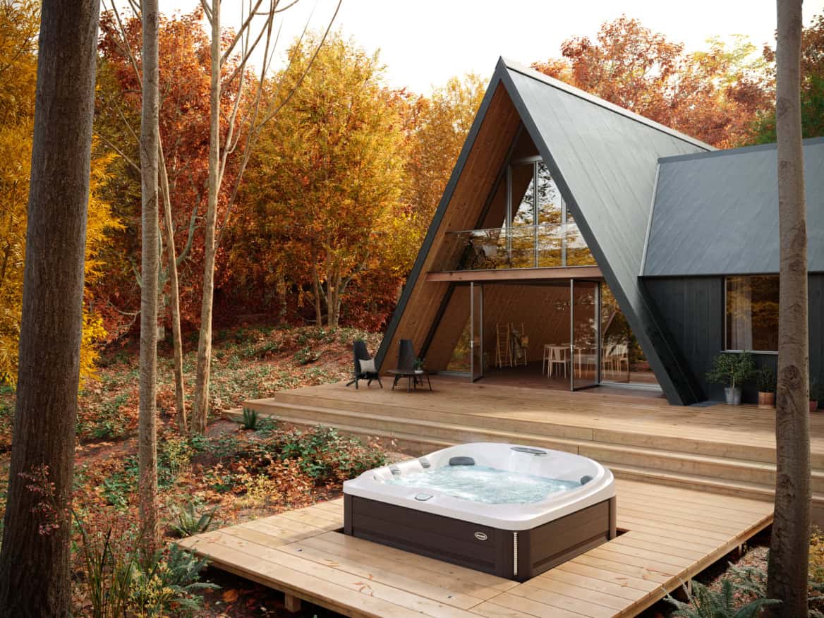 Modern huis met jacuzzi in herfstbos