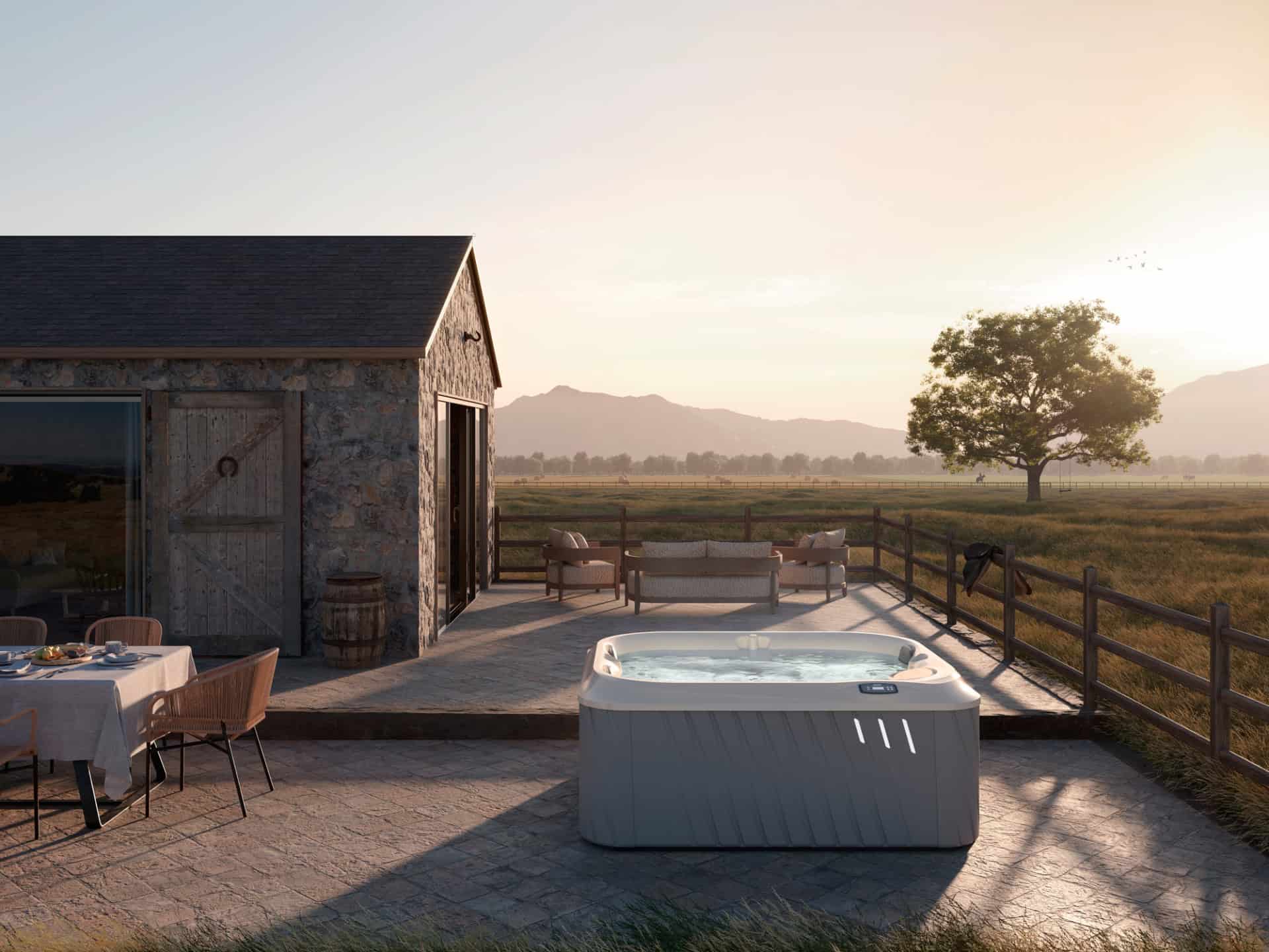 Rustieke boerderijtuin met hottub en zonsondergang