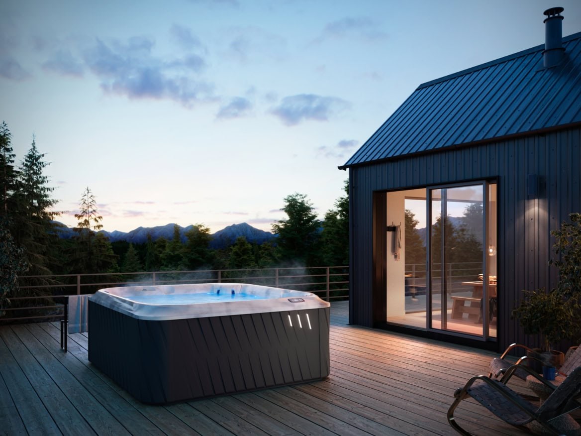 Bubbelbad op houten terras bij modern huis