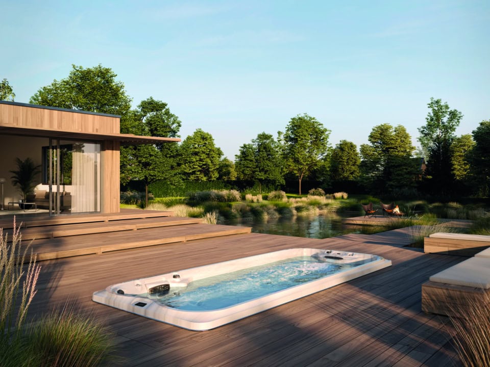 Moderne tuin met zwembad en houten terras