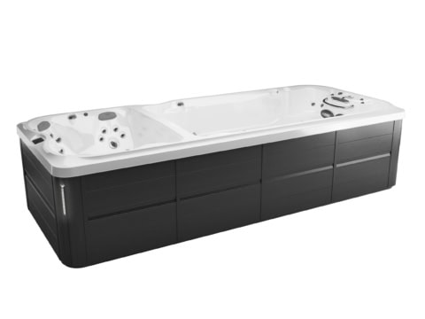 Grote jacuzzi met zwarte buitenkant en witte binnenkant.