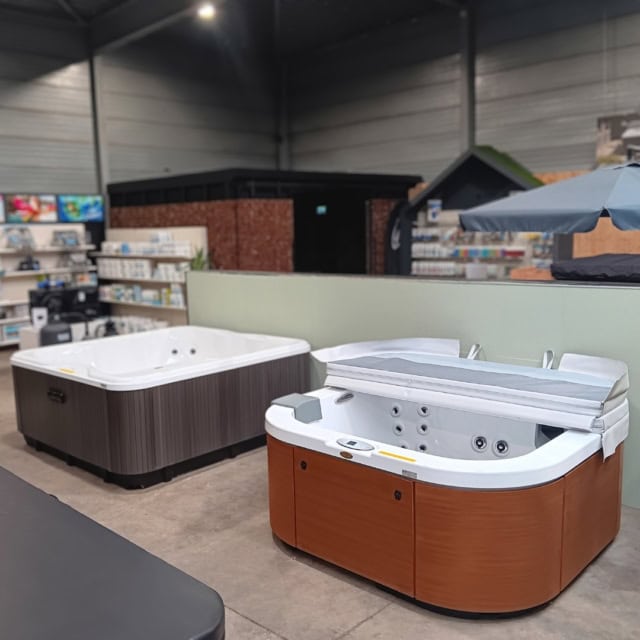 Twee bubbelbaden in een showroom