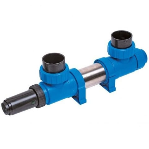 Blauwe pijpverbinding met metalen middenstuk.