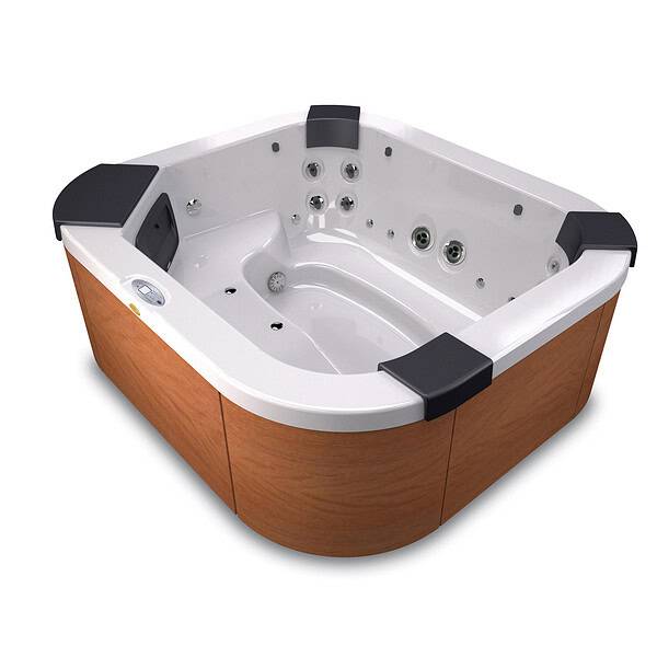 Vierkante jacuzzi met houten afwerking en zwarte accenten.