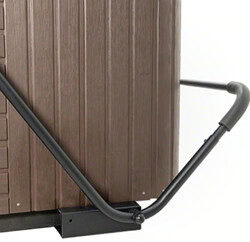 Zwarte metalen steun tegen bruine kunststof muur